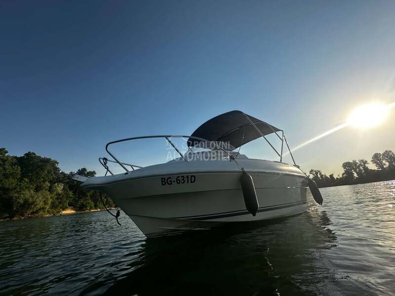 Quicksilver Activ 470 cabin