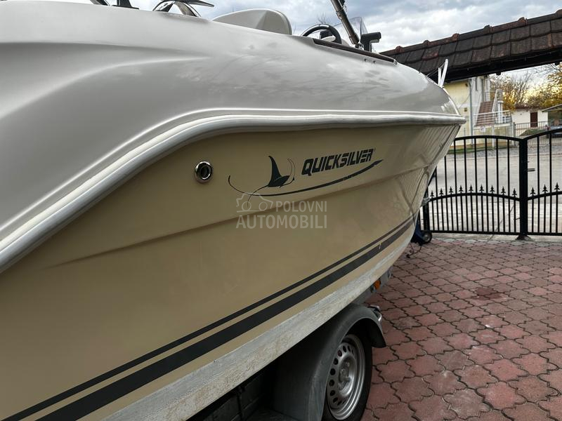 Quicksilver Activ 470 cabin