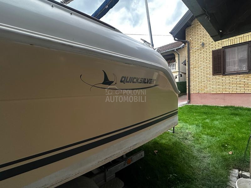 Quicksilver Activ 470 cabin