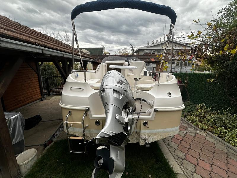 Quicksilver Activ 470 cabin