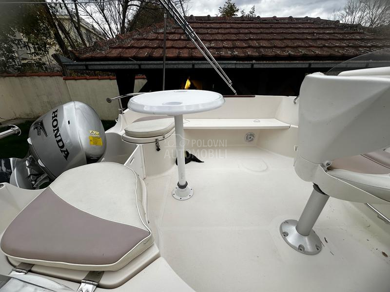 Quicksilver Activ 470 cabin