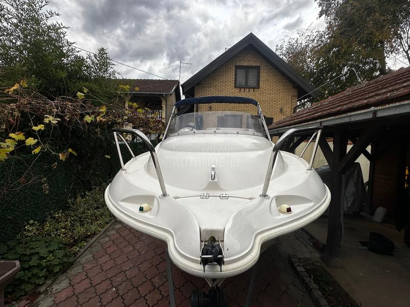 Quicksilver Activ 470 cabin