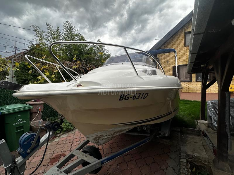 Quicksilver Activ 470 cabin