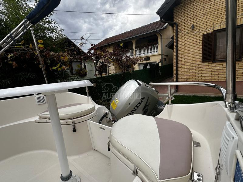 Quicksilver Activ 470 cabin