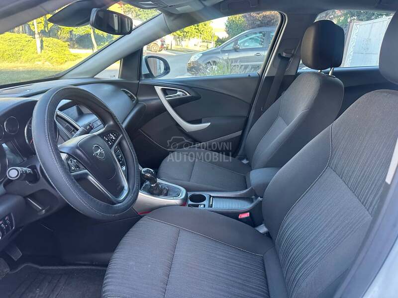 Opel Astra J 1.6 16V ENJOY