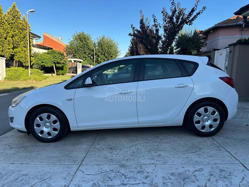 Opel Astra J 1.6 16V ENJOY
