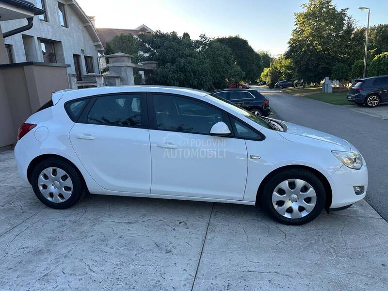 Opel Astra J 1.6 16V ENJOY