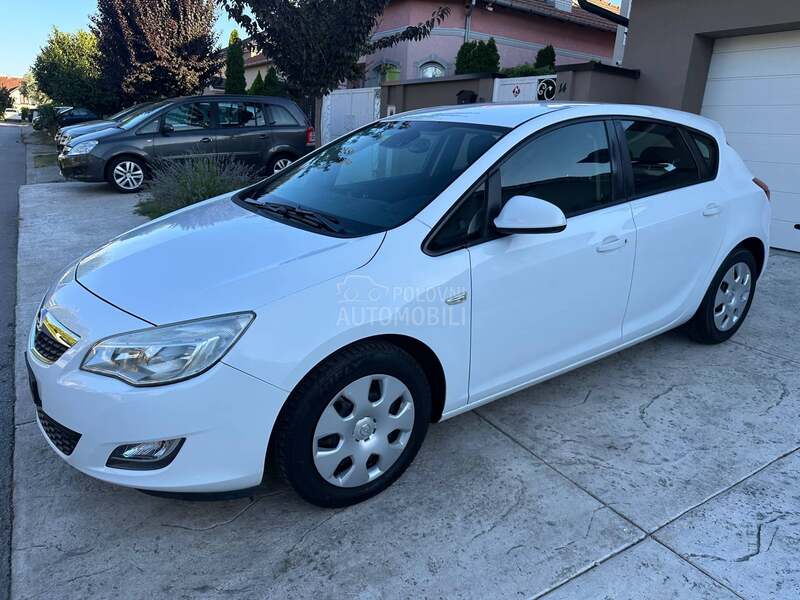 Opel Astra J 1.6 16V ENJOY
