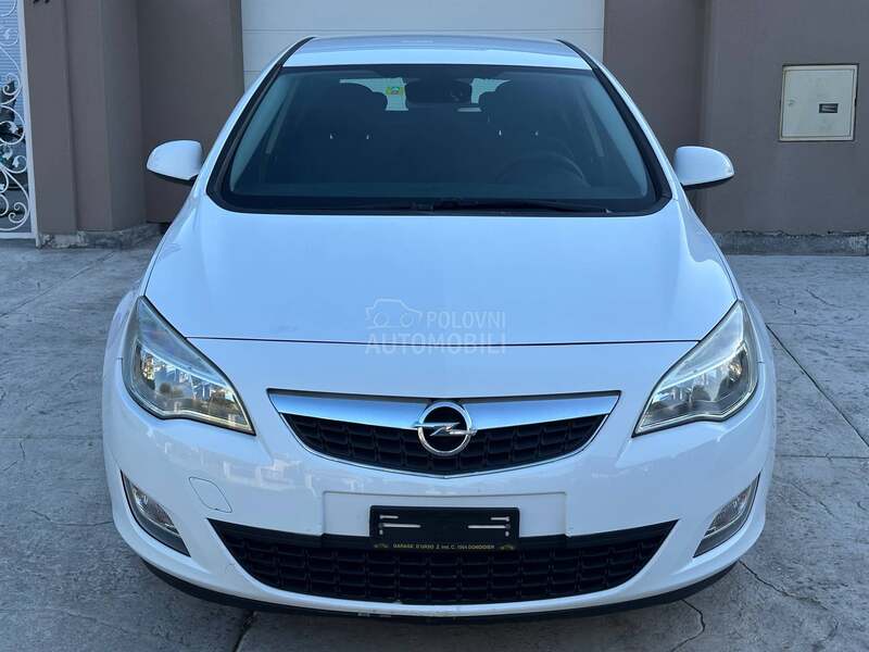 Opel Astra J 1.6 16V ENJOY