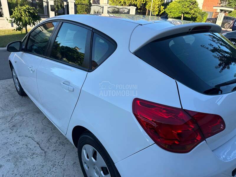 Opel Astra J 1.6 16V ENJOY