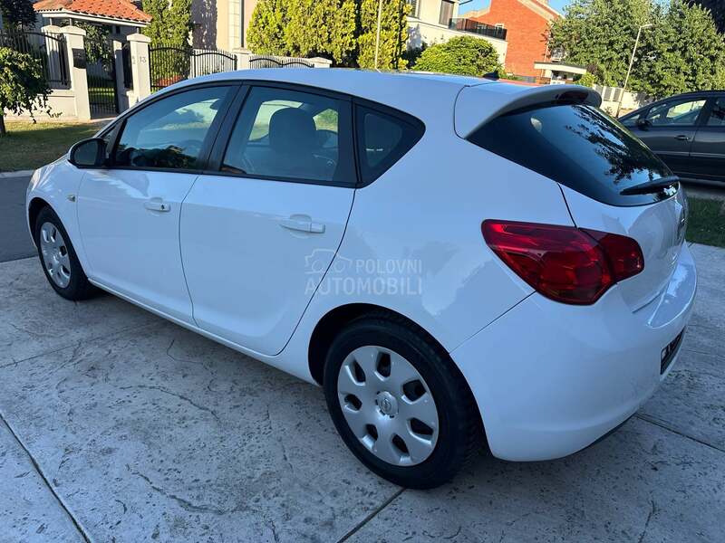 Opel Astra J 1.6 16V ENJOY
