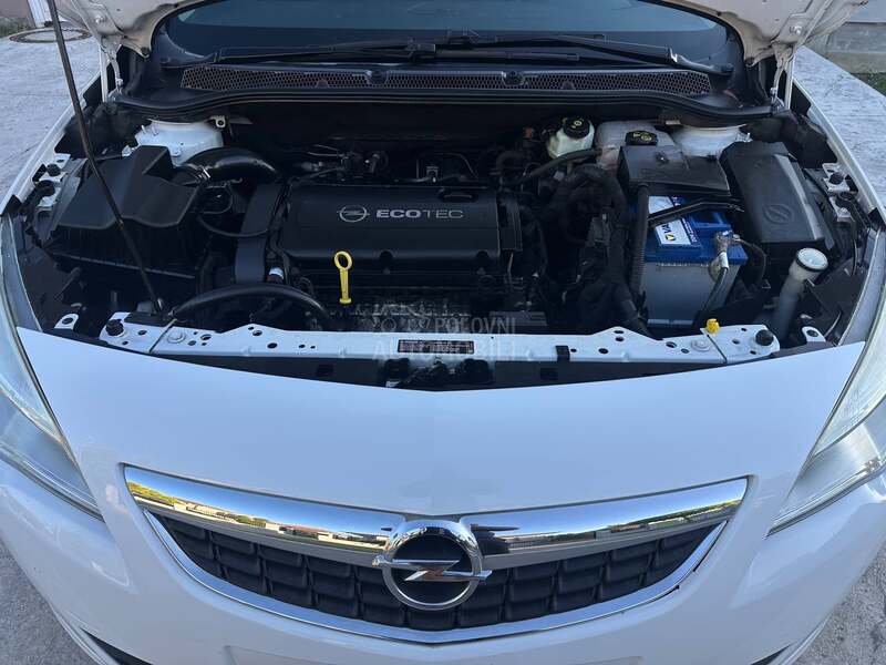 Opel Astra J 1.6 16V ENJOY