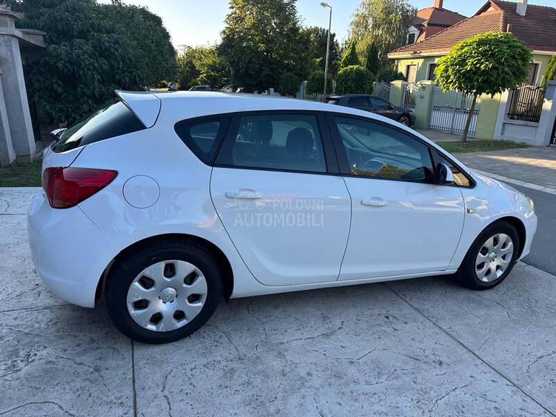 Opel Astra J 1.6 16V ENJOY