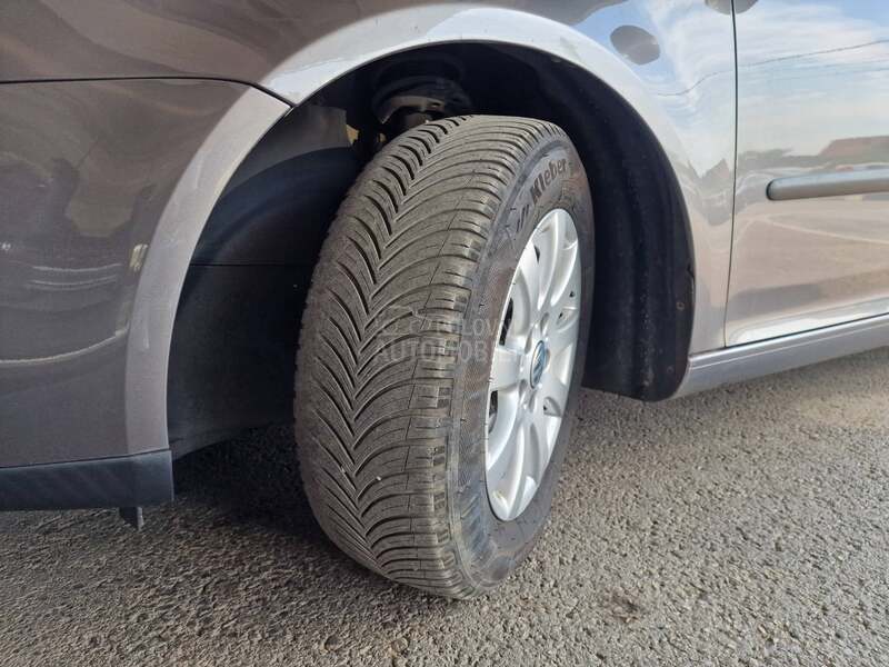 Volkswagen Golf 5 1.6 G A S