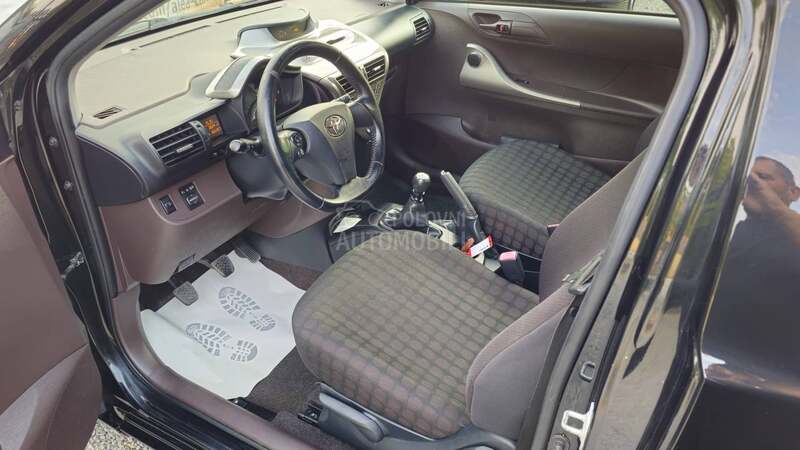 Toyota iQ 