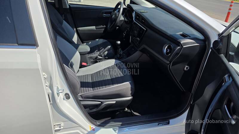 Toyota Auris 1.6 D4D Perla