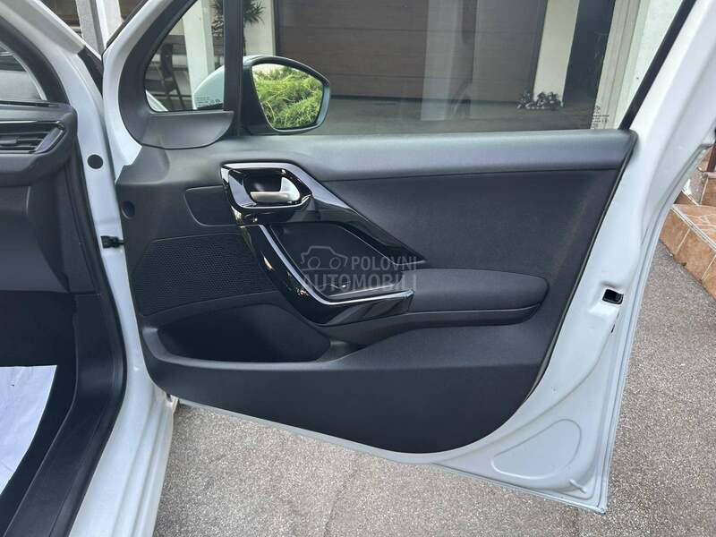 Peugeot 208 1,2 83000 K M CH