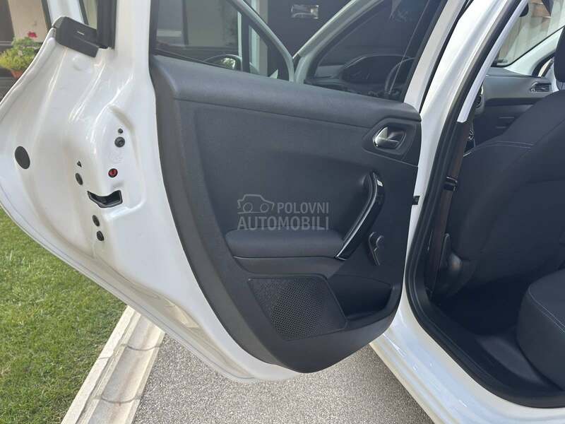Peugeot 208 1,2 83000 K M CH