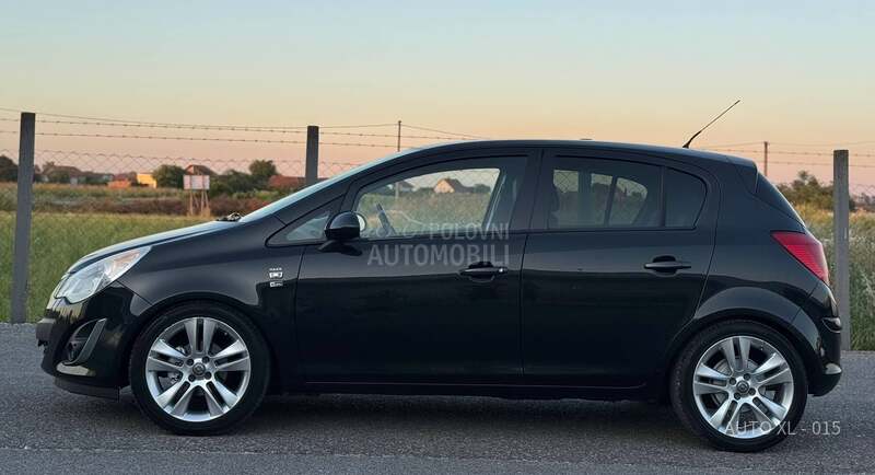 Opel Corsa D 1.4B / COSMO / N.O.V
