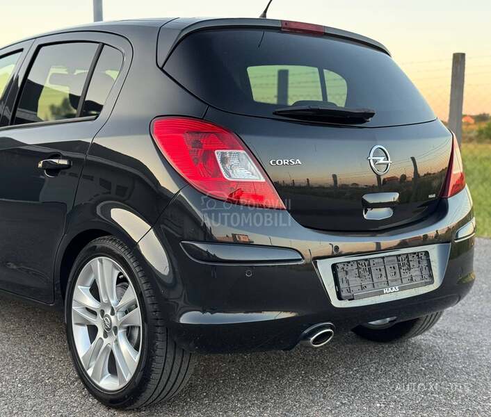 Opel Corsa D 1.4B / COSMO / N.O.V