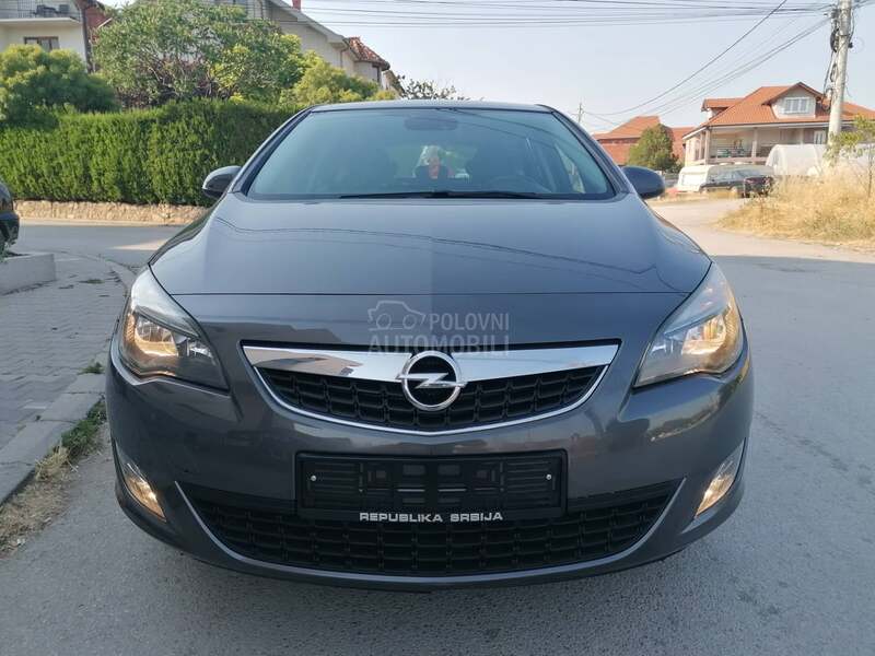 Opel Astra J 1.4i ESSENTIA CH