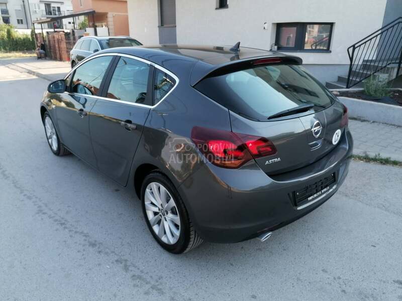 Opel Astra J 1.4i ESSENTIA CH