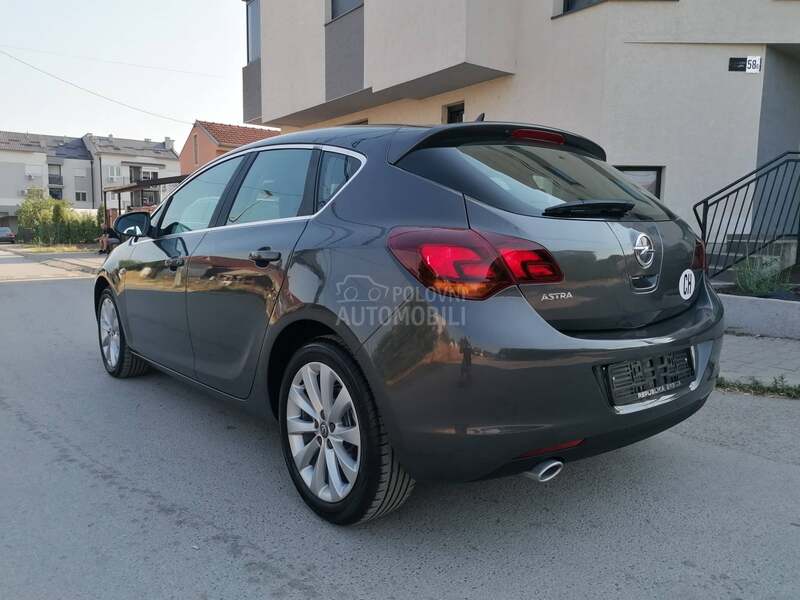 Opel Astra J 1.4i ESSENTIA CH