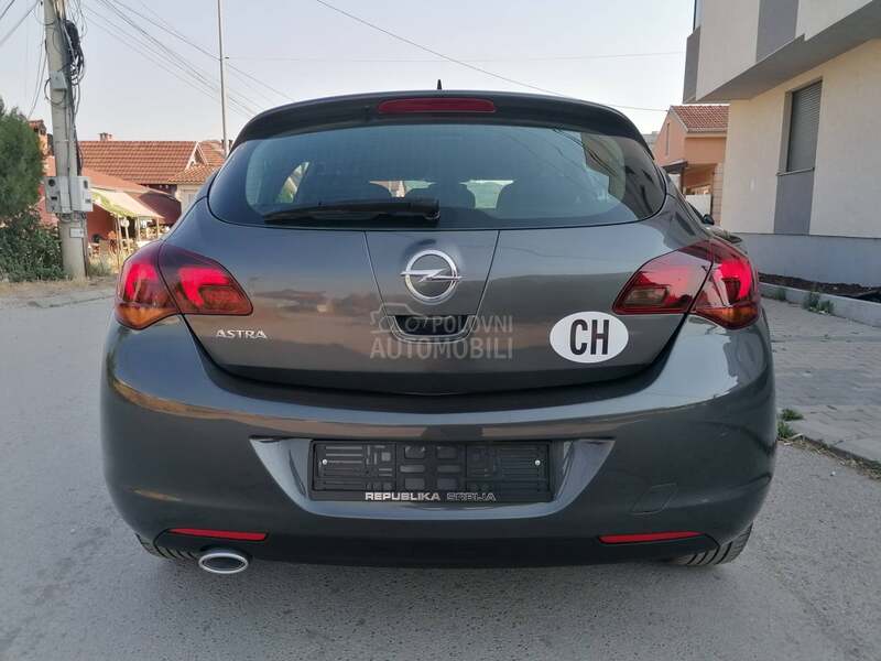 Opel Astra J 1.4i ESSENTIA CH