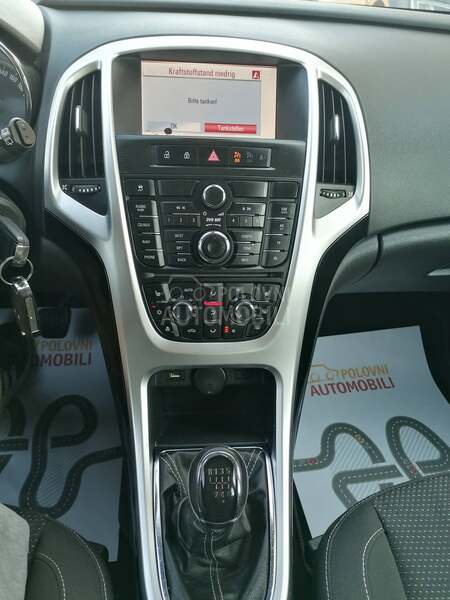 Opel Astra J 1.4i ESSENTIA CH
