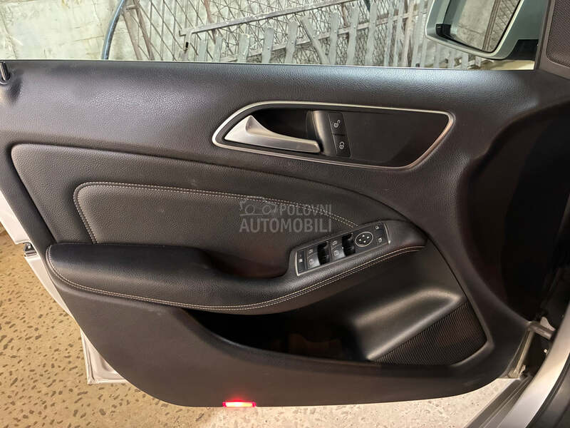 Mercedes Benz B 180 