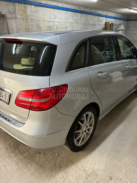 Mercedes Benz B 180 