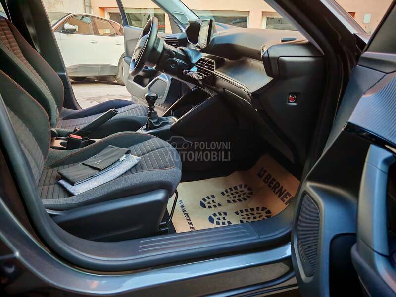 Peugeot 2008 1.2i  2022 god