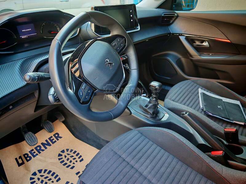 Peugeot 2008 1.2i  2022 god