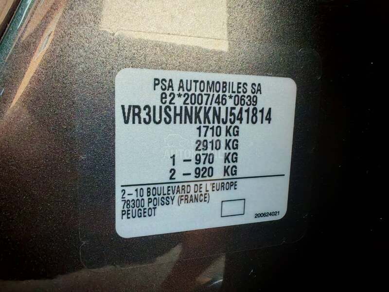 Peugeot 2008 1.2i  2022 god