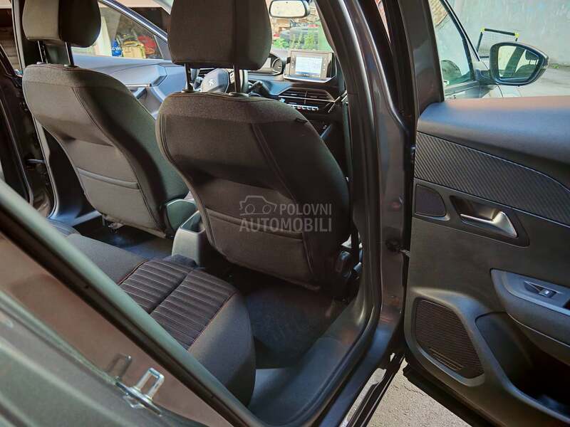 Peugeot 2008 1.2i  2022 god