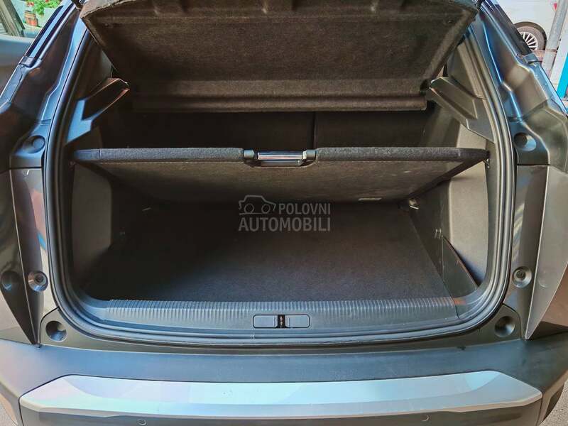 Peugeot 2008 1.2i  2022 god