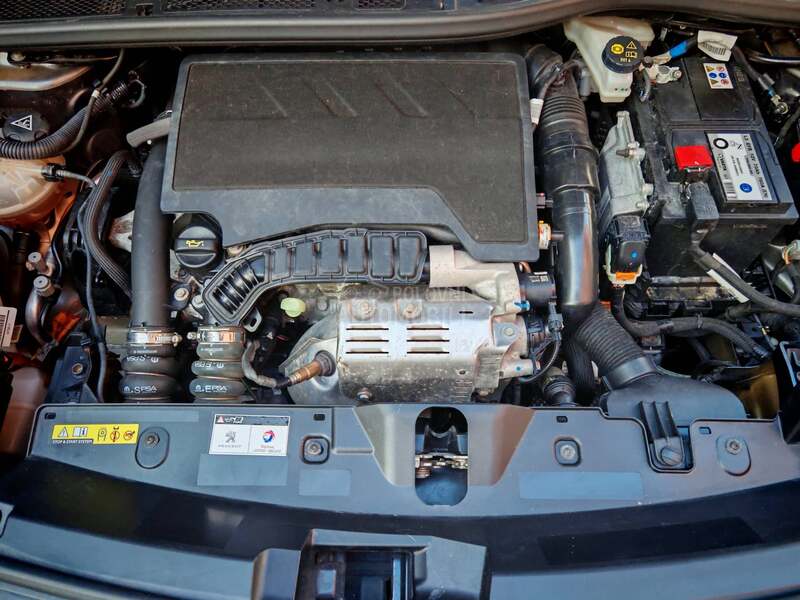 Peugeot 2008 1.2i  2022 god
