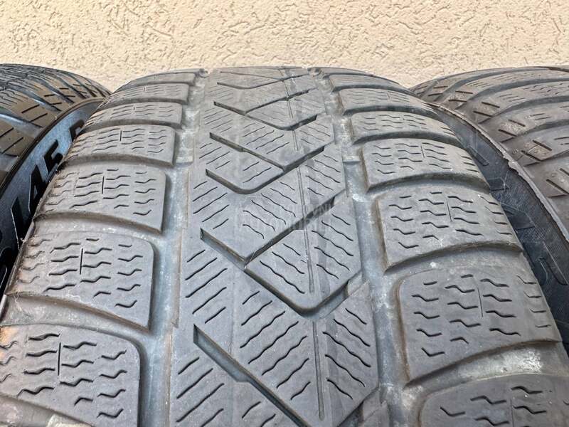 Pirelli 235/45 R18 Zimska