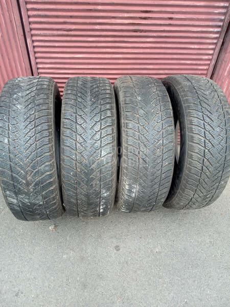 Goodyear 215/65 R16 Zimska
