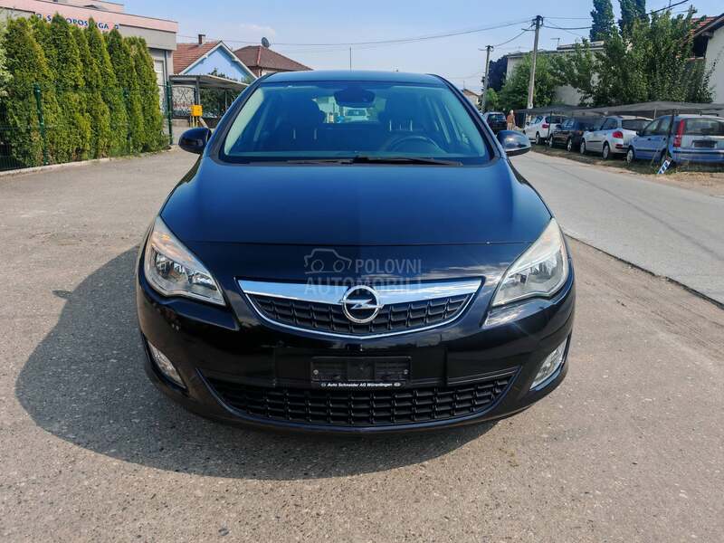 Opel Astra J 1.6 8.5k.w CH