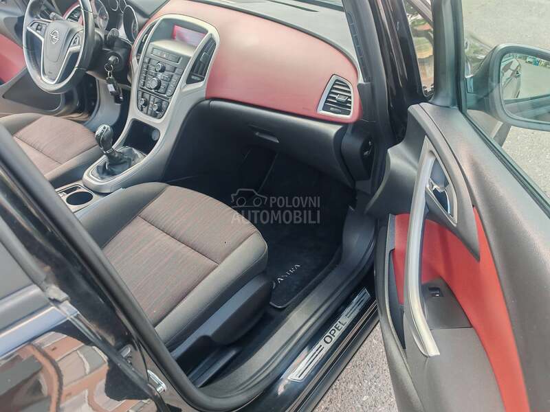Opel Astra J 1.6 8.5k.w CH