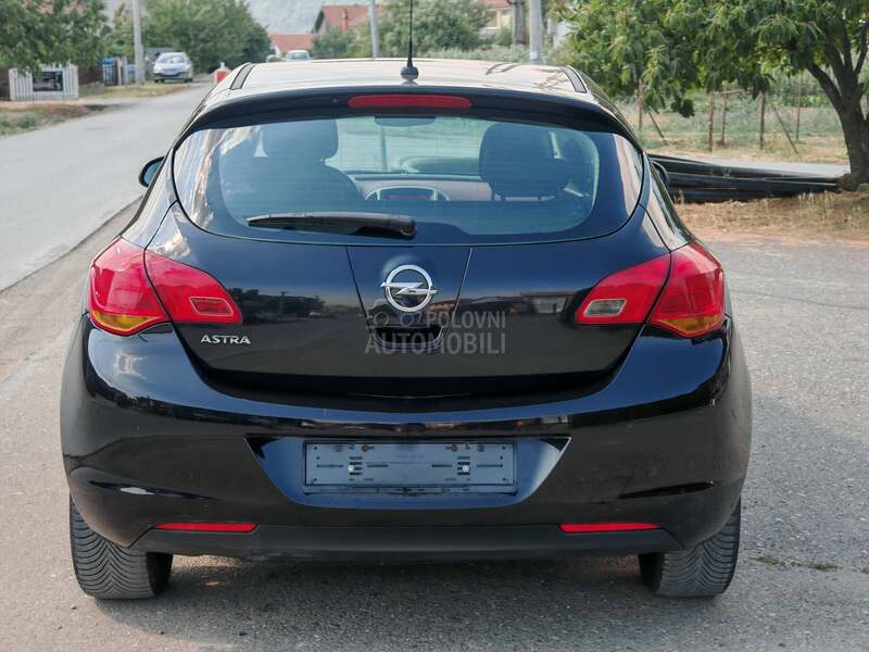 Opel Astra J 1.6 8.5k.w CH