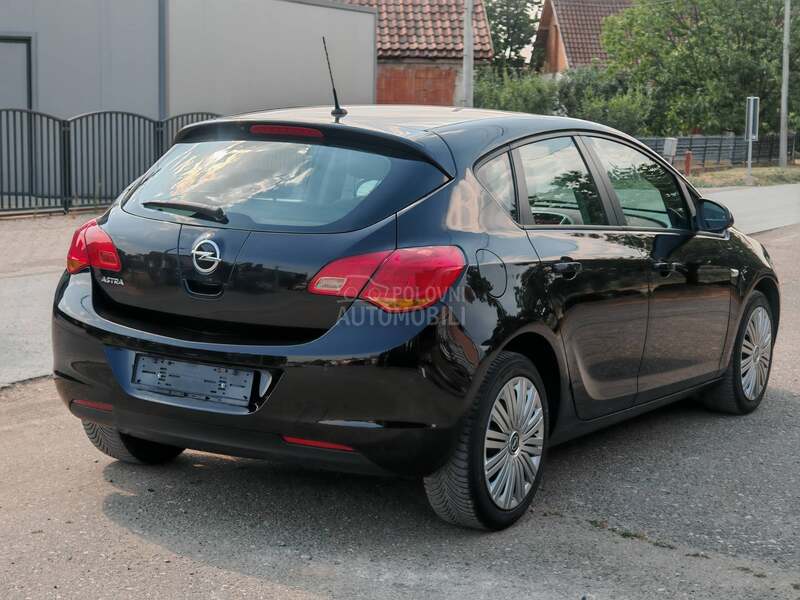 Opel Astra J 1.6 8.5k.w CH