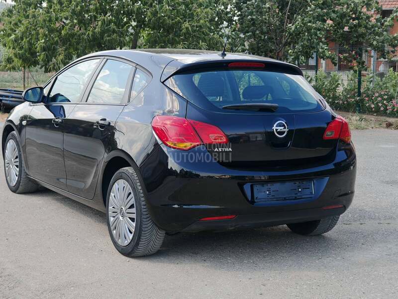 Opel Astra J 1.6 8.5k.w CH