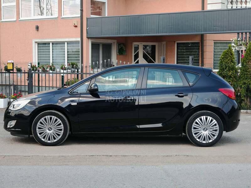 Opel Astra J 1.6 8.5k.w CH