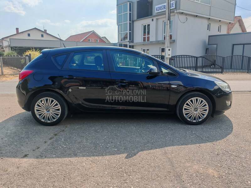 Opel Astra J 1.6 8.5k.w CH