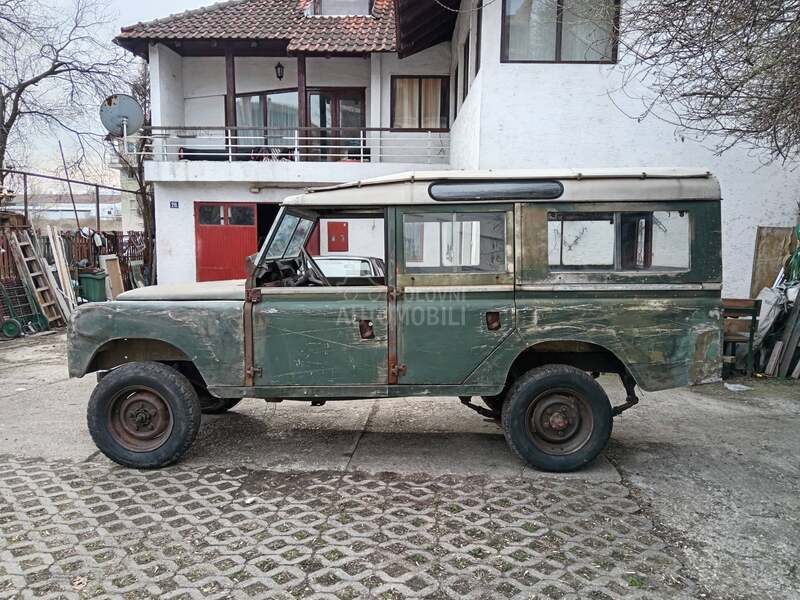 Land Rover Defender 