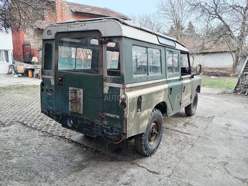 Land Rover Defender 