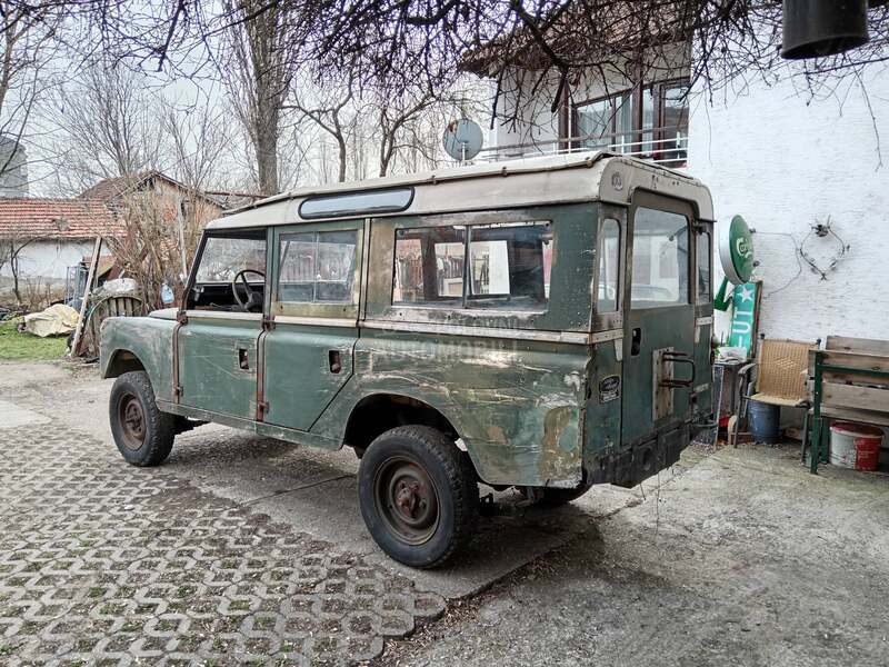 Land Rover Defender 