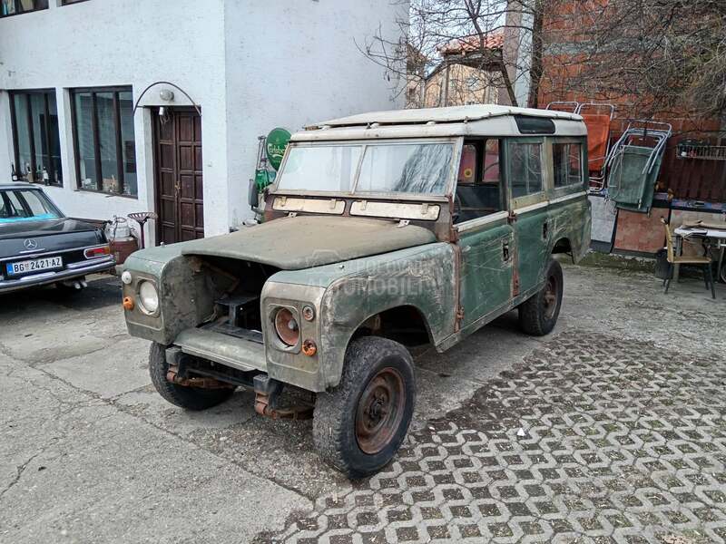 Land Rover Defender 